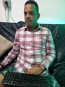 Snapshot of latinmartin73 chatting on 01/22/25, 12:38 latinmartin73 online show from 01/22/25, 12:38