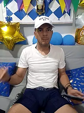 Snapshot of latinmartin73 chatting on 09/27/25, 12:43 latinmartin73 online show from 09/27/25, 12:43