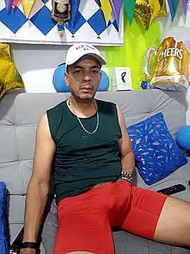 Snapshot of latinmartin73 chatting on 10/04/25, 02:20 latinmartin73 online show from 10/04/25, 02:20