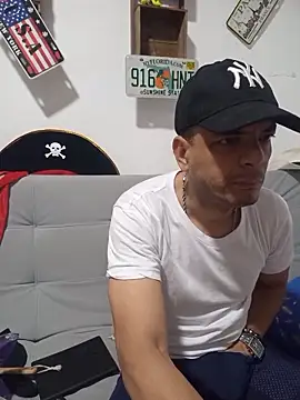 Snapshot of latinmartin73 chatting on 11/06/25, 10:43 latinmartin73 online show from 11/06/25, 10:43