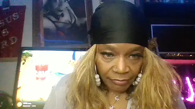 Snapshot of MadamBlingbox chatting on 02/11/25, 08:37 MadamBlingbox online show from 02/11/25, 08:37