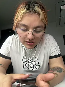 Snapshot of SophiaWeestt99 chatting on 07/18/26, 04:05 SophiaWeestt99 online show from 07/18/26, 04:05