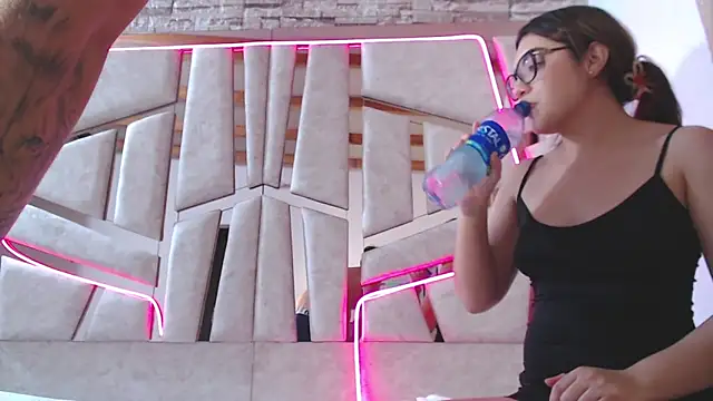 Snapshot of mia_and_austin chatting on 03/16/25, 04:09 mia and austin online show from 03/16/25, 04:09