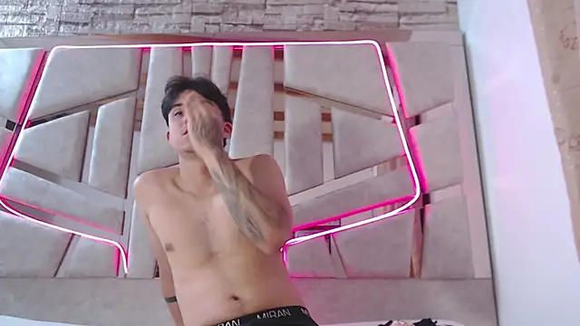 Snapshot of mia_and_austin chatting on 03/23/25, 12:47 mia and austin online show from 03/23/25, 12:47