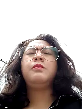 Snapshot of lara_moon25 chatting on 12/15/24, 04:15 lara moon25 online show from 12/15/24, 04:15