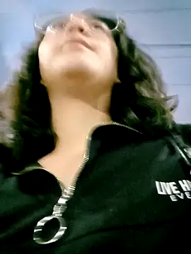 Snapshot of lara_moon25 chatting on 12/29/24, 11:18 lara moon25 online show from 12/29/24, 11:18