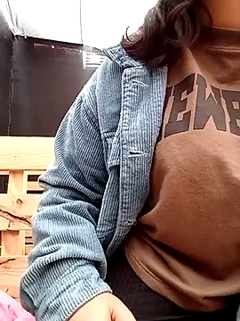 Snapshot of lara_moon25 chatting on 03/05/25, 10:10 lara moon25 online show from 03/05/25, 10:10