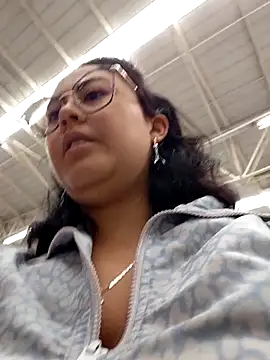 Snapshot of lara_moon25 chatting on 10/31/25, 04:19 lara moon25 online show from 10/31/25, 04:19