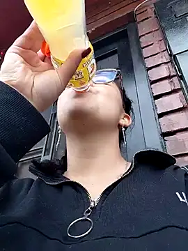 lara moon25 online show from 12/18/25, 08:04