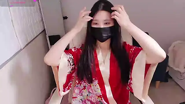 Snapshot of who_Lilly chatting on 09/18/25, 12:07 who Lilly online show from 09/18/25, 12:07