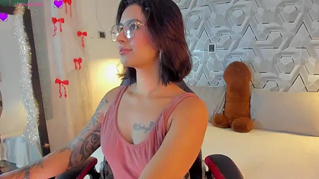 Sophiee Hill online show from 04/07/26, 07:31