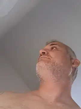 Snapshot of Holaluz2 chatting on 12/16/25, 03:28 Holaluz2 online show from 12/16/25, 03:28