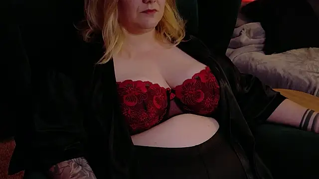 Snapshot of GoddessSade chatting on 10/20/25, 08:42 GoddessSade online show from 10/20/25, 08:42