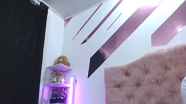 Snapshot of Kitten_Hot_ chatting on 10/02/25, 01:23 Kitten Hot online show from 10/02/25, 01:23