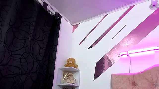 Snapshot of Kitten_Hot_ chatting on 10/31/25, 04:57 Kitten Hot online show from 10/31/25, 04:57