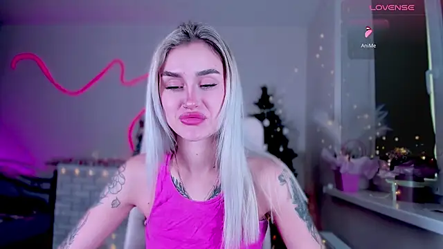 Snapshot of _Ravenaa chatting on 12/15/24, 12:28 Ravenaa online show from 12/15/24, 12:28