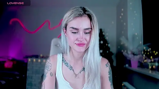 Snapshot of _Ravenaa chatting on 12/20/24, 01:43 Ravenaa online show from 12/20/24, 01:43