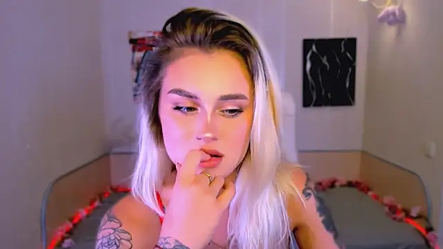 Snapshot of _Ravenaa chatting on 10/06/25, 02:58 Ravenaa online show from 10/06/25, 02:58