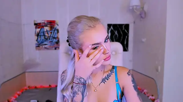 Snapshot of _Ravenaa chatting on 11/09/25, 08:01 Ravenaa online show from 11/09/25, 08:01