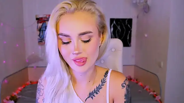 Snapshot of _Ravenaa chatting on 11/11/25, 11:21 Ravenaa online show from 11/11/25, 11:21