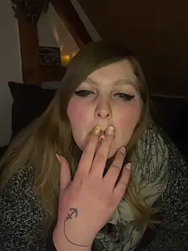 Snapshot of herz_steht_kopf90 chatting on 12/19/25, 12:06 herz steht kopf90 online show from 12/19/25, 12:06