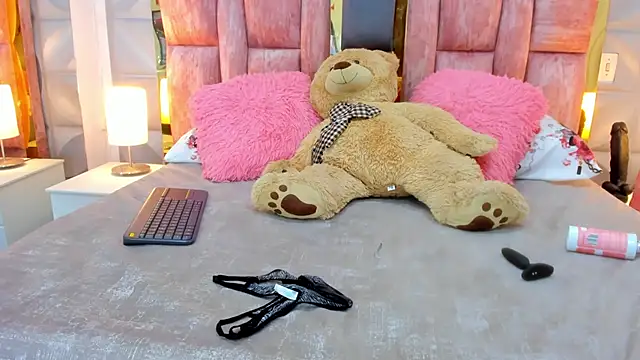 Snapshot of valentinasu1 chatting on 03/11/25, 04:40 valentinasu1 online show from 03/11/25, 04:40