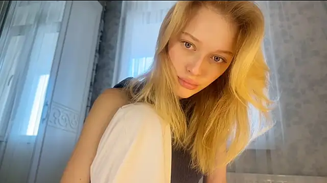 Evvie Summn1 online show from 03/01/25, 04:04