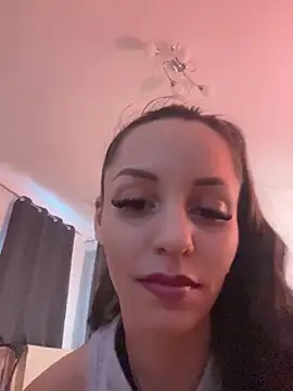 Snapshot of Chiara0102 chatting on 05/19/26, 05:30 Chiara0102 online show from 05/19/26, 05:30