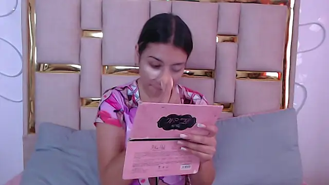 Snapshot of nina_carther chatting on 10/04/25, 11:30 nina carther online show from 10/04/25, 11:30