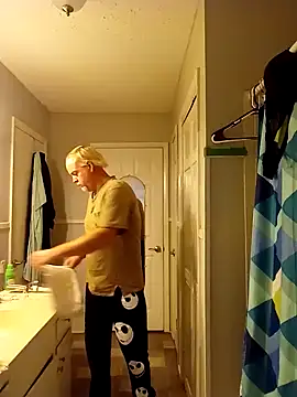 Snapshot of marc1812 chatting on 12/26/24, 09:58 marc1812 online show from 12/26/24, 09:58