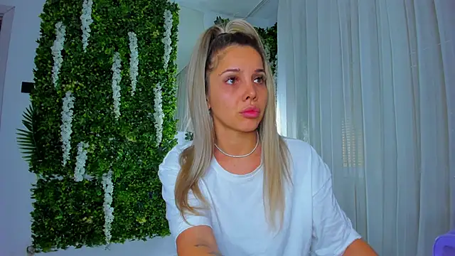 Snapshot of VivienCarter chatting on 10/06/25, 02:47 VivienCarter online show from 10/06/25, 02:47