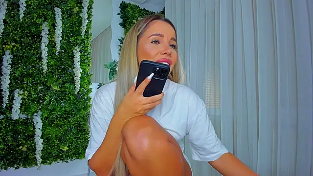 Snapshot of VivienCarter chatting on 10/08/25, 04:04 VivienCarter online show from 10/08/25, 04:04