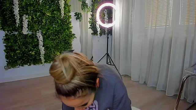 Snapshot of VivienCarter chatting on 10/12/25, 10:14 VivienCarter online show from 10/12/25, 10:14