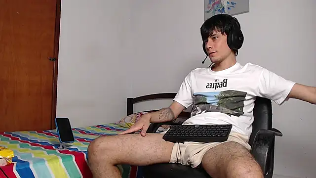 Snapshot of Huge_latin_cock chatting on 12/17/24, 10:11 Huge latin cock online show from 12/17/24, 10:11