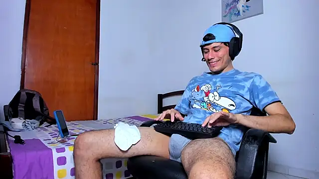 Snapshot of Huge_latin_cock chatting on 12/22/24, 10:47 Huge latin cock online show from 12/22/24, 10:47