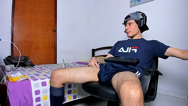 Snapshot of Huge_latin_cock chatting on 12/27/24, 01:22 Huge latin cock online show from 12/27/24, 01:22