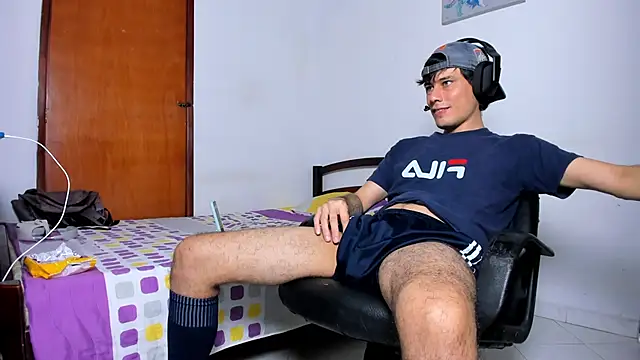 Snapshot of Huge_latin_cock chatting on 12/27/24, 10:26 Huge latin cock online show from 12/27/24, 10:26