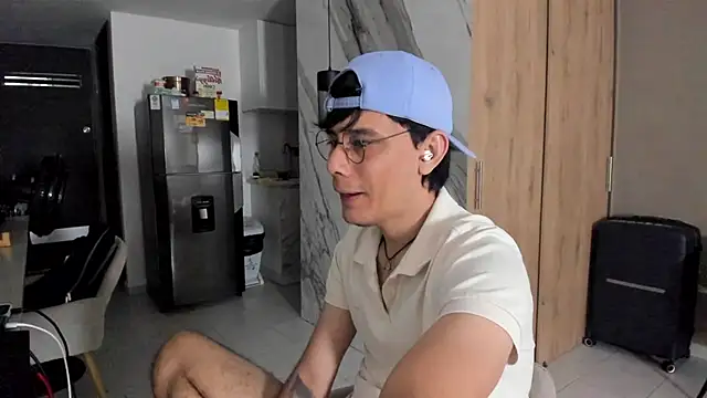 Snapshot of Huge_latin_cock chatting on 02/21/25, 10:26 Huge latin cock online show from 02/21/25, 10:26