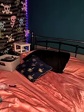 Snapshot of Alissabluesc chatting on 12/17/25, 11:33 Alissabluesc online show from 12/17/25, 11:33