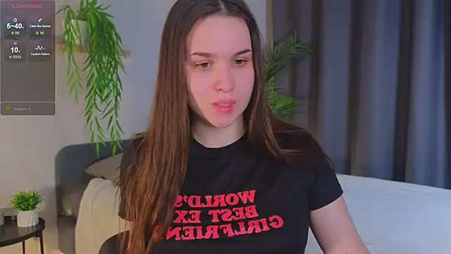 Snapshot of Roxie_Mils chatting on 12/13/24, 02:38 Roxie Mils online show from 12/13/24, 02:38