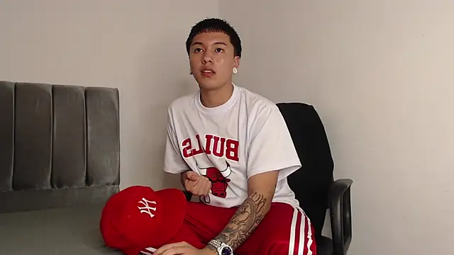 Snapshot of alex-lover chatting on 02/15/25, 02:04 alex-lover online show from 02/15/25, 02:04