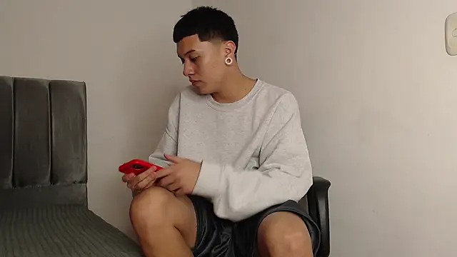 Snapshot of alex-lover chatting on 03/18/25, 04:04 alex-lover online show from 03/18/25, 04:04