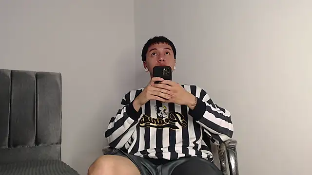 Snapshot of alex-lover chatting on 11/11/25, 02:11 alex-lover online show from 11/11/25, 02:11