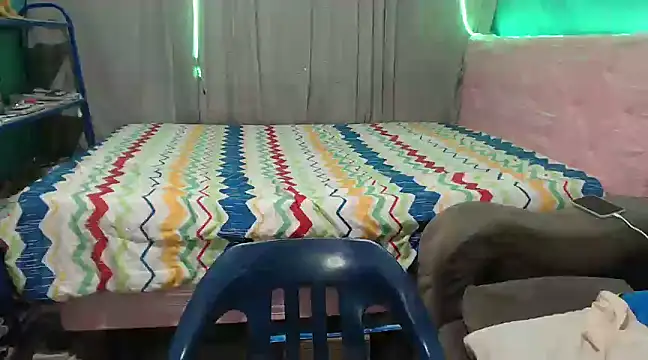 Snapshot of mom_son_dirty chatting on 03/02/25, 10:05 mom son dirty online show from 03/02/25, 10:05