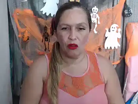 Snapshot of mom_son_dirty chatting on 10/26/25, 02:01 mom son dirty online show from 10/26/25, 02:01