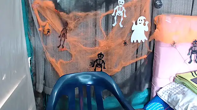 Snapshot of mom_son_dirty chatting on 10/31/25, 02:18 mom son dirty online show from 10/31/25, 02:18