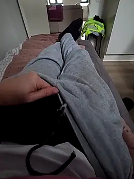 Snapshot of poldek38 chatting on 12/17/25, 11:49 poldek38 online show from 12/17/25, 11:49