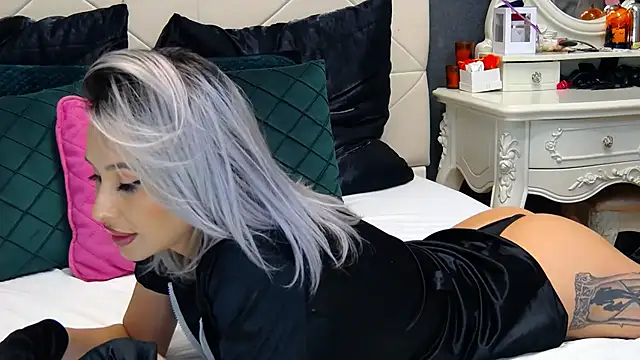 IssaSmith online show from 01/16/25, 02:41