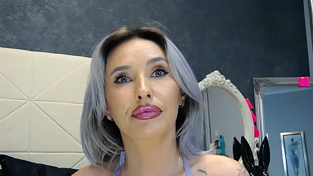 IssaSmith online show from 01/25/25, 02:25