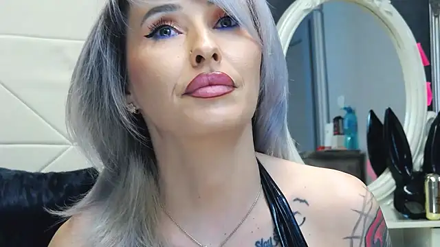 IssaSmith online show from 02/22/25, 11:24